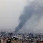 El fum s’eleva en un atac aeri al centre de Teheran (Iran). - EFE/ ABEDIN TAHERKENAREH