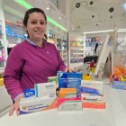 Una farmacèutica de Lleida mostrant alguns dels medicaments més venuts. - JORDI ECHEVARRIA