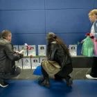 Diverses persones dipositen flors en record de les víctimes. - EUROPA PRESS