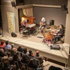 La sala de concerts del castell de Concabella es va omplir amb l’actuació del trio. - JORDI BONILLA