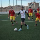 El capità del Borges intenta mantenir la possessió, envoltat per tres oponents. - JORDI PRESKOT