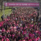 Lleida es va tenyir de rosa a primera hora del matí amb la marea humana de la Cursa de la Dona. - JORDI ECHEVARRIA