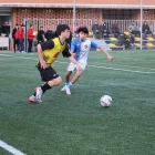 Guillem Cortasa, jugador del Golmés, controla la bimba davant d’un futbolista de l’Alcarràs B. - JOAN GÓMEZ