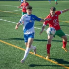 Un jugador de cada equip lluita per la possessió a la part central del camp. - JORDI BONILLA