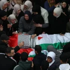 Els parents ploren durant el funeral de la família palestina. - EFE/EPA/ALAA BADARNEH
