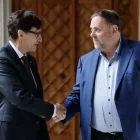 El president Salvador Illa (e), i el líder d’ERC, Oriol Junqueras (d), en una imatge d’arxiu. - EFE/TONI ALBIR
