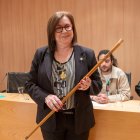 Rosa Maria Perelló (Junts), amb la vara d'alcaldessa de Tàrrega.