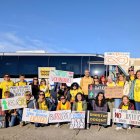 Professors de l'institut Ribera de Sió d'Agramunt, aquest divendres al matí abans de sortir cap a Barcelona.