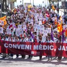 La capçalera de la manifestació de metges a Barcelona aquest divendres.