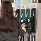 Una mujer reposta combustible.