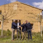L’alcalde Mario Urrea amb Josep Graells, Rafel Oncins i Enric Herrera, ahir a Mas Janet. - JORDI ECHEVARRIA