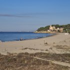 La platja d'Altafulla, amb el castell de Tamarit al fons.