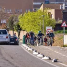 Famílies van anar a classe en bici. Imatge de l’inici del carril, amb bicis als dos costats de la calçada. - JORDI ECHEVARRIA