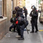 L’operatiu d’ahir a Lleida va tenir lloc entre el carrer Boters i la plaça del Dipòsit. - JORDI ECHEVARRIA
