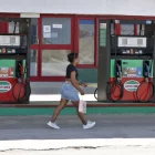 Una persona camina davant una gasolinera a l’Havana. - EFE/ ERNESTO MASTRASCUSA