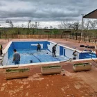 La reforma va començar retirant les rajoles de la piscina. - CENTRE SOCIAL DE SEDÓ I RIBER