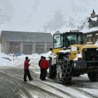 Una màquina netejant de neu al refugi de les Ares, al Pallars Sobirà.
