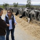 Miembros del JARC en una explotación de vacas de Vallfogona de Balaguer