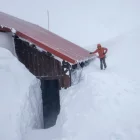 El refugi de Certascan, gairebé cobert per la neu dijous. - AGUSTÍ TURON