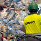 Un operari treballant en una de les instal·lacions de Griñó. - GRUP GRIÑÓ