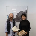 Jaume Boldú i Helena Frutos, besnets de Josepa Vidal, a l’Arxiu. - ACGAR