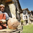 Eloi Renau, de 58 anys i natural de Barcelona, té un taller de fusta decorativa i artesanal. - EDGAR ALDANA