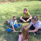 Les famílies van compartir experiències elaborant trampes. - B. M