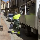 La recollida domiciliària ahir als carrers de l’Albi durant el migdia. - JORDI ECHEVARRÍA
