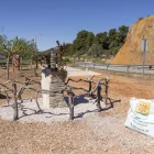 El monòlit a l’inici de la ruta per a motoristes que creua Bovera.