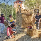 Els participants en l’últim curs de Bujons van poder construir la seua pròpia estructura amb palla. - JORDI BONILLA