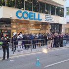 Un fort desplegament policial blinda la cua de la regularització de migrants a Lleida després de baralles / L.S.