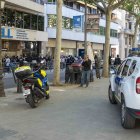 Cues de persones i policia aquest divendres al matí a l'oficina municipal d'atenció ciutadana de Lleida.