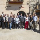 El conseller Espadaler, el alcalde Lluch, otras autoridades y vecinos en la casa natal de Lluís Rosell.