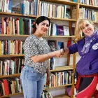 La primera sessió de les parelles lingüístiques es va celebrar dimecres passat a la biblioteca Maria Rius de Balàfia. - AMADO FORROLLA