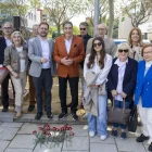Familiars de deportats que van assistir ahir a l’homenatge. - ÀLEX FORNÓS