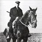 Francesc Macià passejant a cavall per la finca de Vallmanya (esquerra) i descansant-hi amb membres de la seua família (dreta).