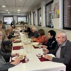 Un àpat en un servei del menjador d'un centre sènior de Lleida.