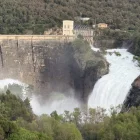 El pantà de Sant Antoni o Talarn, desembassant ahir per comportes i pel desaigüe. - EDGAR ALDANA