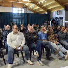 Més de cinquanta ramaders es van reunir ahir al local social de Prullans. - C.SANS