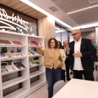 La consellera de Cultura, Sònia Hernández, i l’alcalde de la Pobla de Segur, Marc Baró, a la biblioteca. - GENERALITAT