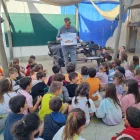Els nens de l’Escola Àngel Serafí de Sort segueixen amb atenció les explicacions sobre la pesca. - S.P.S.P.