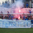 Després del partit, la plantilla va posar amb la pancarta reivindicativa del Gol Nord, amb el lema ‘El sentiment no es registra. Defensem-lo’. - ÀLEX SAMPER
