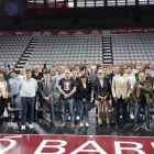 Foto de família de l’alcalde amb els assistents a la presentació al Barris Nord. - AMADO FORROLLA