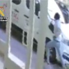 Una cámara de seguridad captó al ladrón huyendo tras el robo violento.