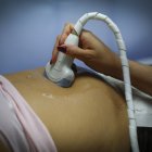 Una mujer embarazada se realiza un ultrasonido en una imagen de archivo.