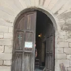 Estat en què es trobava la porta abans de la reforma (esquerra) i el seu aspecte actual. - AJUNTAMENT ESPLUGA CALBA