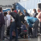 Una imatge difosa per Israel d’activistes de la Flotilla traslladats a Grècia. - ACN
