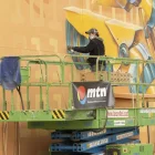 L’artista de Sabadell Werens creant la seua obra en una de les parets més grans de Penelles. - ANNA REQUENA