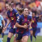 Alèxia Putellas celebra un dels seus gols contra el Bayern de Múnic amb Hansen i Serrajordi. - EUROPAPRESS
