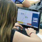 Una alumna realitza la prova d'avaluació.
